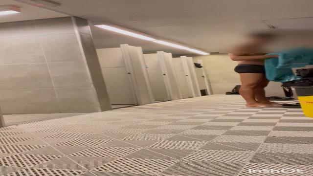 Putao olhando o outro tomar banho 