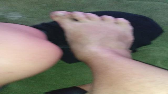 Lambendo pé e puxa de macho 