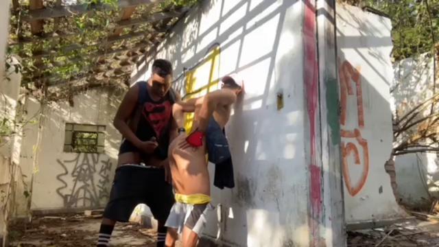 Encontrei o puto na casa abandonada leitei e fui emb...