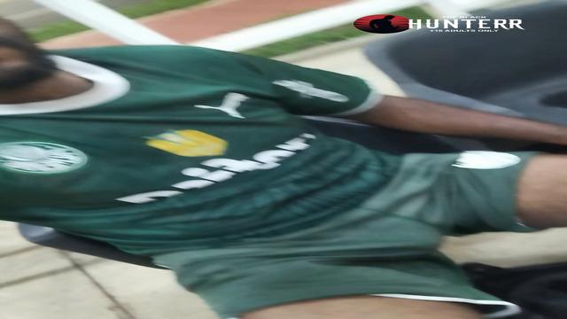 com uniforme do palmeiras  batendo uma no ponto de ô...