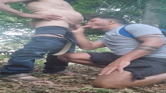 Mamando o coroa casado no mato , queria goza na minh...