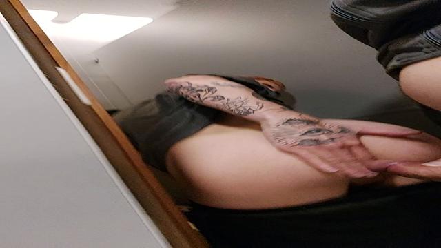 19 - Comi o tatuado no banheiro