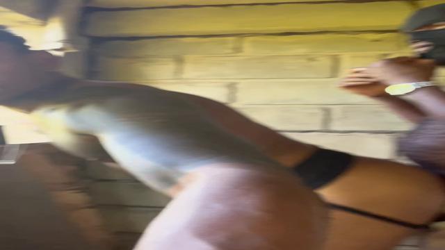 Negão  23cm grosso na casa abandonada 