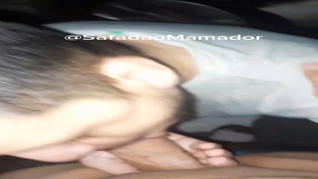 Ganhei leite do novinho do pau rosinha na chuva na r...