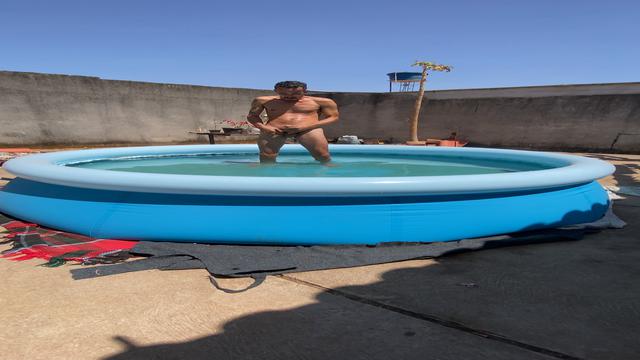 Nesse calor, nada melhor que banhar pelado na piscina