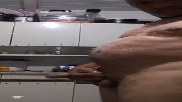 Coroa 66 anos magro da oficina de motos batendo uma ...