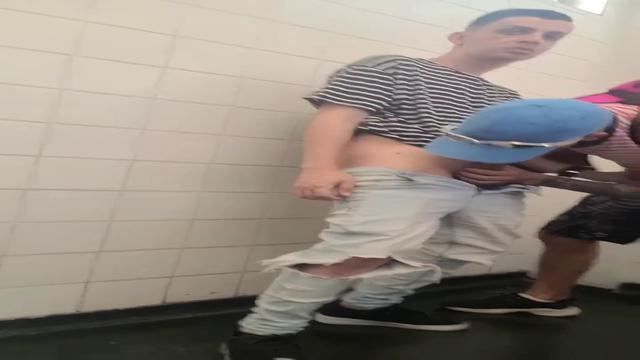Dois novinhos pirocudos fazendo uma sacanagem delici...