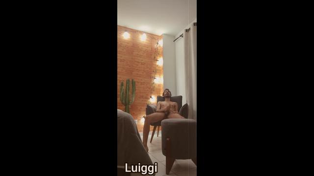 Uma punheta em casa para vocês 