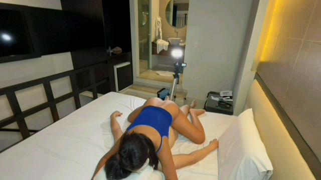 Marido corno vendo e gravando a esposa sendo comida e fodida por outro macho 