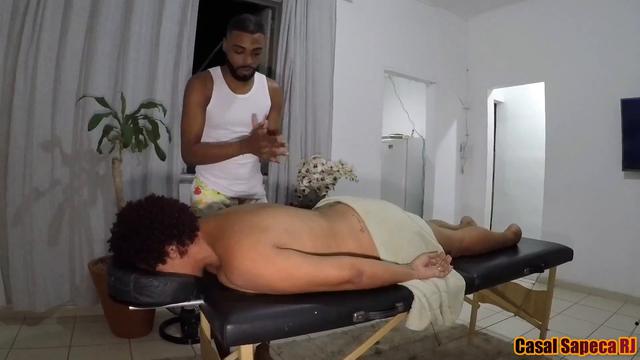 Durante uma massagem relaxante acabei convencendo o massagista a me foder gostoso