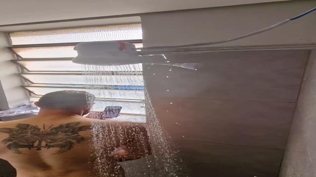 Gostoso tatuado gozando pra namorada no banheiro da ...