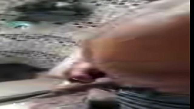 Mais um do coroa da oficina delícia mijando e depois...