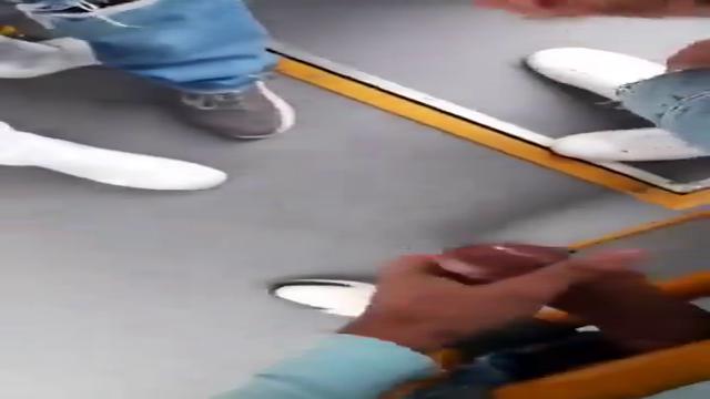 Homens Gozando no ônibus 