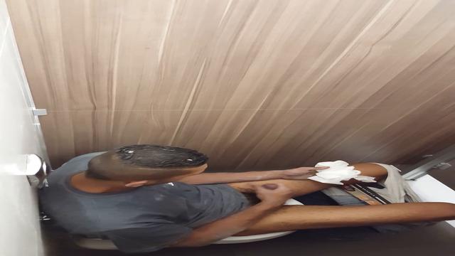 Flagrei Pedreiro da empresa batendo e gozando 