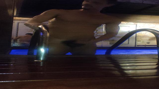 GOZANDO NA PISCINA DO HOTEL