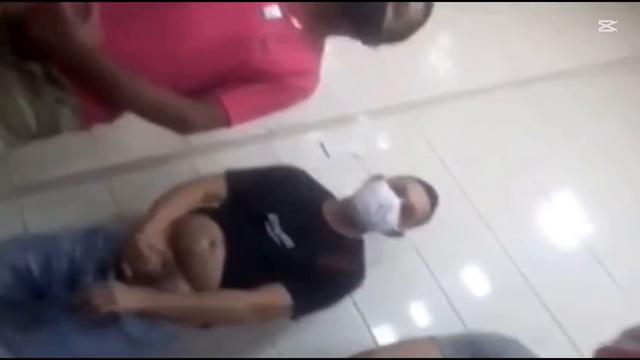 Compilaçao de vários machos pauzudos mijando e se pegando dentro do banheiro