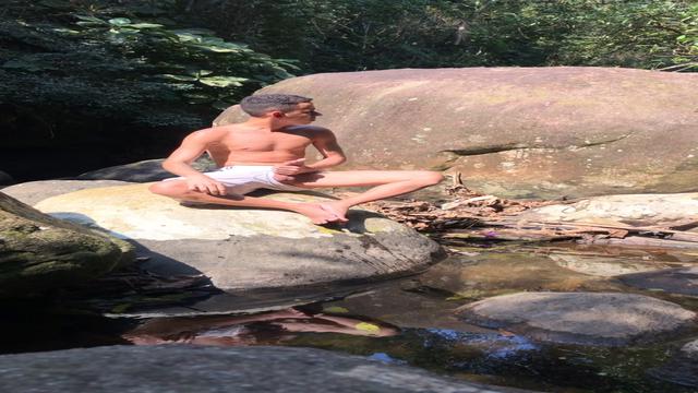 Na cachoeira 