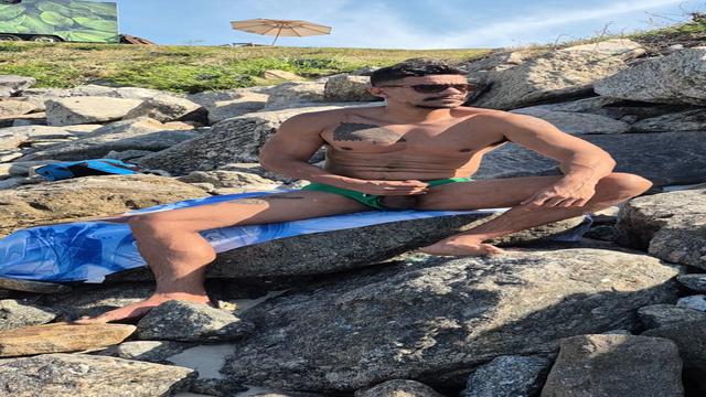 Exibicionismo e punheta na Praia enquanto amigo film...