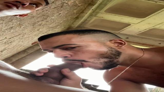 Ele me disse que tinha local. O local era um prédio ...