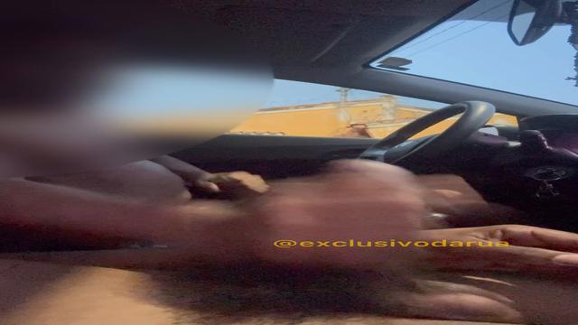 Dei carona para o novinho do pau torto ? Gozou gostoso 