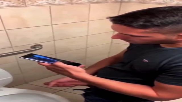 Batendo uma no banheiro da faculdade 