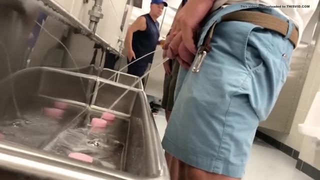 Mijadas deliciosas de casados nos banheiros