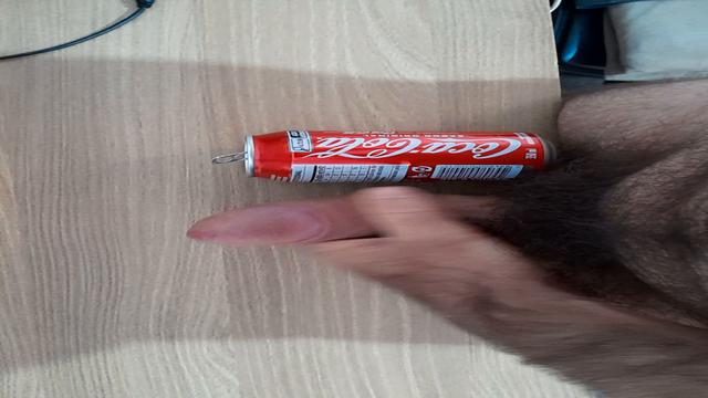  1min10s comparando meu pau com a lata de coca cola ...