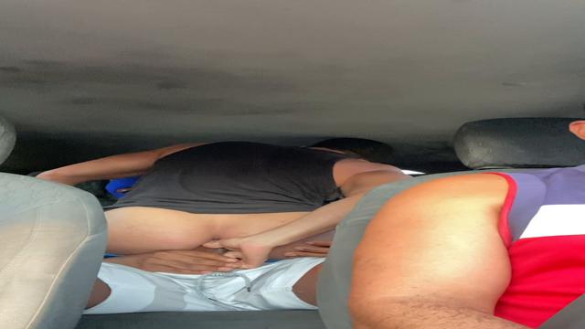 Deixei transarem no carro enquanto dirijo 