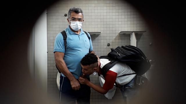 Novinho não resistiu a rola grossa do paizão 