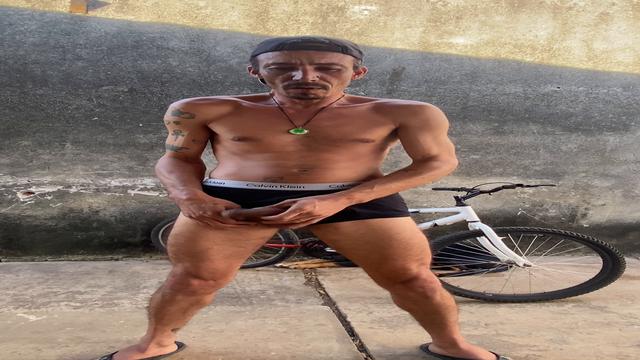 Tezão no quintal depois do exercício de bike 