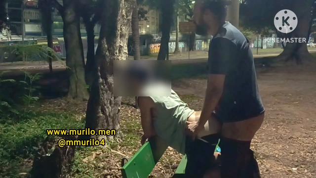 PRÉVIA GRÁTIS... ENCONTREI UM PUTO ESPERANDO DE QUATRO NO BANCO DA PRAÇA