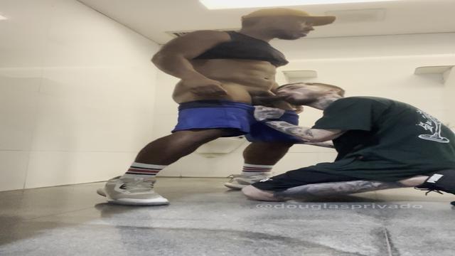 Putaria no banheiro do centro 