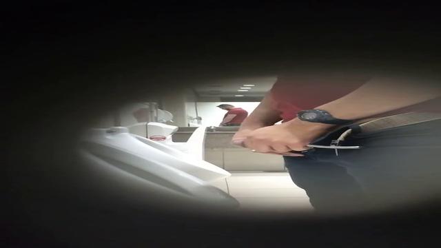 Flagras de machos Mijando em banheiro Pubiico