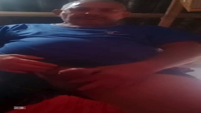 Domingo a esposa foi pra igreja e o coroa gostoso de...