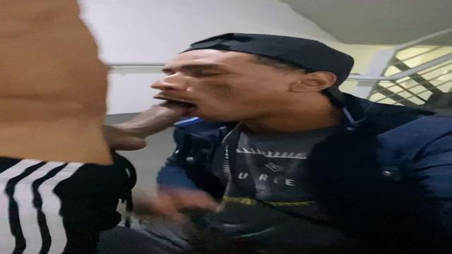 Putaria na escada de emergência do shopping 