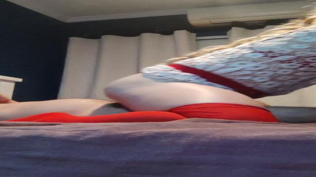 Sentando no pauzão grosso do macho e fazendo ele gemer 