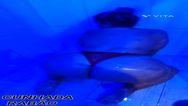 CUNHADA NAMORANDO NO CHUVEIRO 