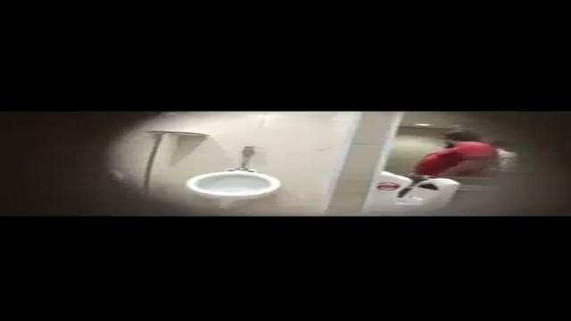 Casados pauzudos numa aventura deliciosa no banheiro 