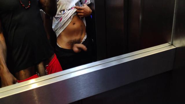 EU E MEU MANO TIRANDO ONDA NO ELEVADOR DO HOTEL
