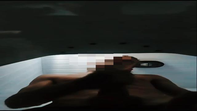 Seguidor gozando no banheiro 