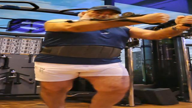 COWBOY CAVALÃO DE MALÃO SUADAO MALHANDO NA ACADEMIA 