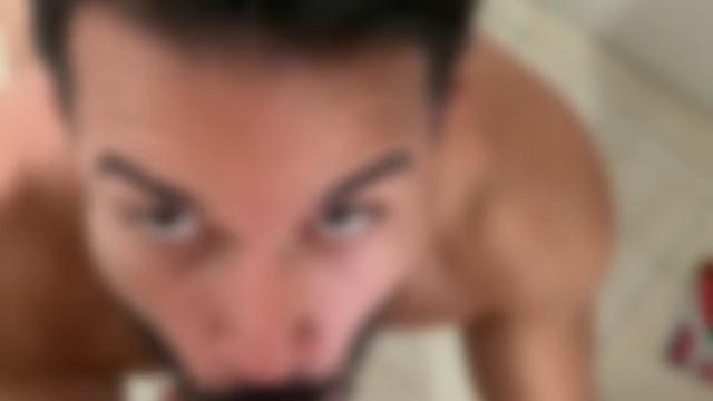 Mamando um macho ajoelhada ?
