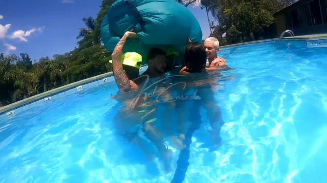 Festinha na piscina p.final