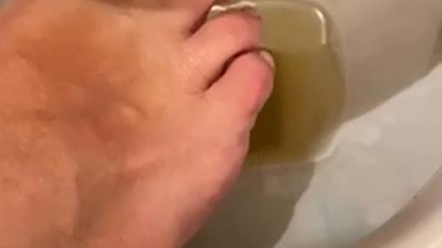 Slave PiG lambendo pé do Dom Marcelo com mijo direto...