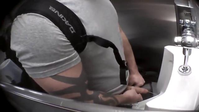 Gostoso tatuado e sua mangueira gostosa 