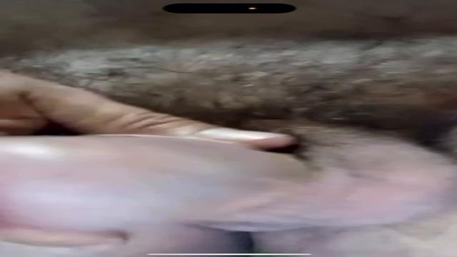 Mais um tio .. esse é branquinho peludo goza gostoso...