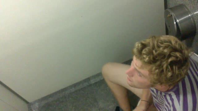 Loirinho acariciando o pau 