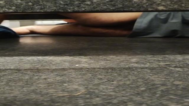 Trabalhador deita no chão do banheiro pra mamar um dotado 