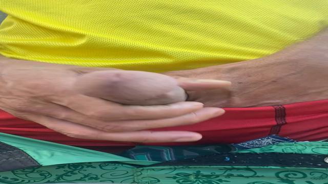 Gozando no quintal com direito a close no pauzão