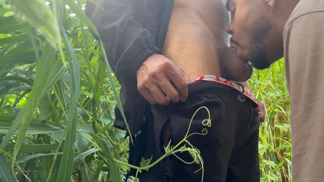 Dando uma brincada com a piroca do novinho no meio d...